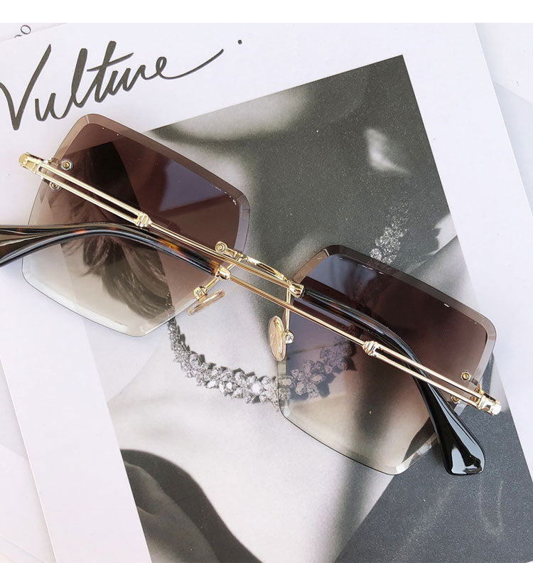 2019 New Oversized Mirrored Sunglasses Models For women